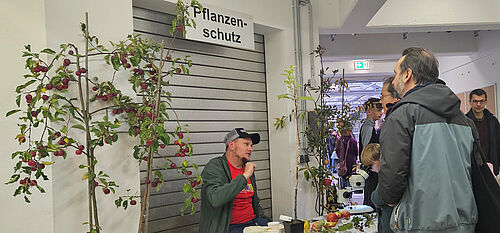 Thomas Wöhner beantwortet Fragen zum Pflanzenschutz. Foto: Ofere Francis Emeriewen/JKI