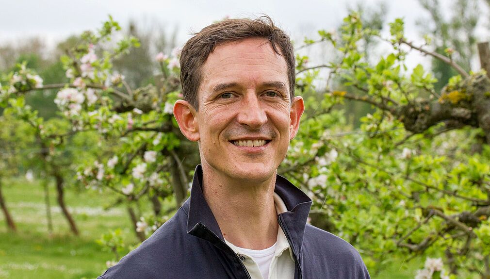 Dr. Jens Pistorius, Leiter des JKI-Instituts für Bienenschutz, in der Obstanlange des JKI in Braunschweig © J. Kaufmann/JKI