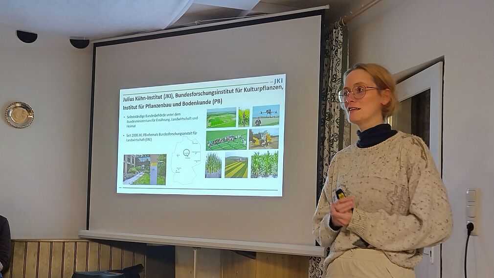 Dr. Laura Lewerenz stellt Ergebnisse aus dem Faserhanf-Sortenversuch vor. Foto: Jorita Krieger/JKI