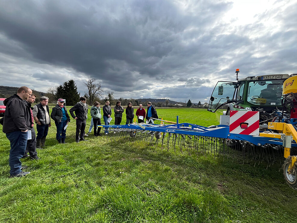 
	Besuch beim LTZ Augustenberg in Karlsruhe mit einem Einblick in die mechanische Unkrautbekämpfung. Foto: Max Paluch/JKI
