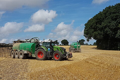 Ein Landwirt bringt auf einem Stoppelacker eines MoNi-Demonstrationsbetriebs Gülle aus. Im Projekt MoNi wird untersucht, wie viel Stickstoff aus solchen Düngemaßnahmen im Grundwasser ankommt. ©JKI