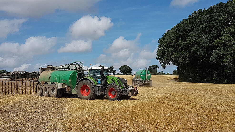 
	Ein Landwirt bringt auf einem Stoppelacker eines MoNi-Demonstrationsbetriebs Gülle aus. Im Projekt MoNi wird untersucht, wie viel Stickstoff aus solchen Düngemaßnahmen im Grundwasser ankommt. ©JKI
