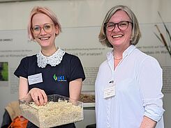 Die Stimmung passt: Institutsleiterin Ute Vogler (rechts)  und Laura Lewerenz vom Institut für Pflanzenschutz in Gartenbau und urbanem Grün.