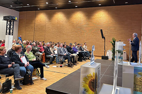 JKI-Präsident Prof. Dr. Frank Ordon begrüßt am 24.3.26 Vertreterinnen und Vertreter der Bieneninstitute, Landesanstalten, Universitäten, Prüfinstitute, Firmen und der Imkerverbände zur Jahrestagung Bienenforschung in Braunschweig. © S. Barnert/JKI