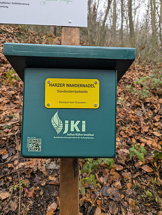 Stempelkasten für Julius-Kühn-Sonderstempel der Harzer Wandernadel Rundwanderweg bei Stecklenberg im Ostharz. Foto: Isabel Haberkorn/JKI