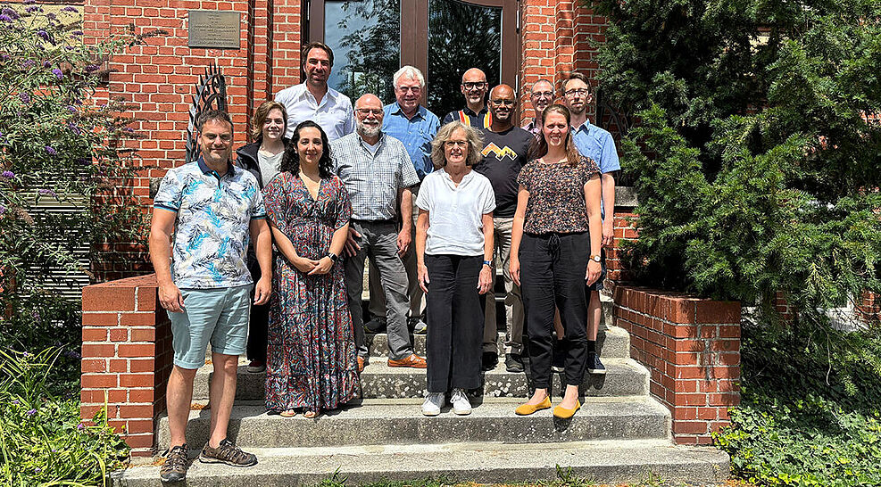 
	Crop Model Workshop am JKI-Standort Berlin-Dahlem mit den Kolleginnen und Kollegen: Dr. Monique Branco Vieira, Dörthe Krause, Dr. Christian Kohl, Dr. Til Feike, Dr. Hella Kehlenbeck – Leiterin des Instituts für Strategien und Folgenabschätzung – und Dr. Ralf Wilhelm – Leiter des Instituts für die Sicherheit biotechnologischer Verfahren bei Pflanzen.
