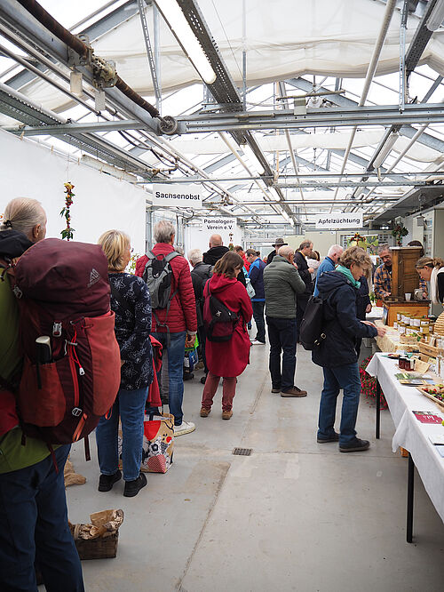 Blick auf die Warteschlange zu den Pomologen. Foto: Ute Sonntag/JKI