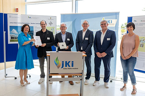 Die feierliche Verleihung der Silberplakette für nachhaltiges Bauen. V.l.n.r.: Baudirektorin Wiebke Küpper (Bundesbau Baden-Württemberg), Torben Weber - Projektverantwortlicher für das JKI in Dossenheim (BundesImmobilien), JKI-Präsident Prof. Dr. Frank Ordon, Prof. Dr. Johannes Jehle (BI), Prof. Dr. Jürgen Gross (OW), Christina Deligiannidou (Staatliches Hochbauamt Heidelberg). © Sebastian Faus/JKI