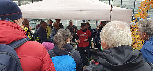 Johanne Hingst erläutert die Vermehrung von Obst. Foto: Andreas Peil/JKI