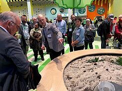 André Krahner veranschaulicht den südafrikanischen Zuhörerern anhand des Nisthügels die verschiedenen Bedürfnisse von Wildbienenarten (r. daneben: Jana Deierling, JKI).