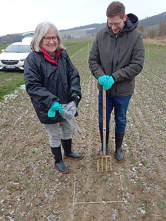 Abb. 5: Probenahme-Team Ute Zimmerling und Hannes Piepenbrink müssen sich trotz aller Bemühungen den winterlichen Bedingungen in Harste geschlagen geben. Foto: Thorsten Gronemann (IfZ)