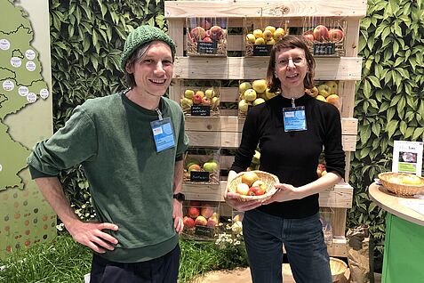 v.l. Für Felix Dominik und Dr. Cornelia Löhne vom Botanischen Garten Uni Bonn war es eine Grüne-Woche-Premiere und diese Einrichtung ist noch recht frisch im DGO-Netzwerk.