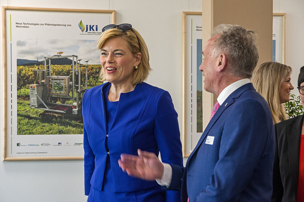 
	BMin Julia Klöckner besucht JKI-Standort Siebeldingen (11.4.2019): Im Gespräch mit dem JKI-Präsidenten Prof. Dr. Frank Ordon
