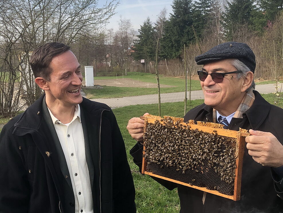 
	Dr. Jens Pistorius, Leiter des JKI-Instituts für Bienenschutz, zeigt dem Uruguayischen Agrarminister Enzo Benech ein Versuchsbienenvolk am Standort Braunschweig © Bittner/JKI
