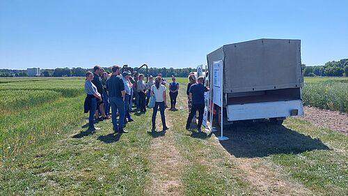 Nationale Koordinierungsgruppe „MoNi2“ im Versuchsfeld. ©Mona Dieser (JKI-PB)