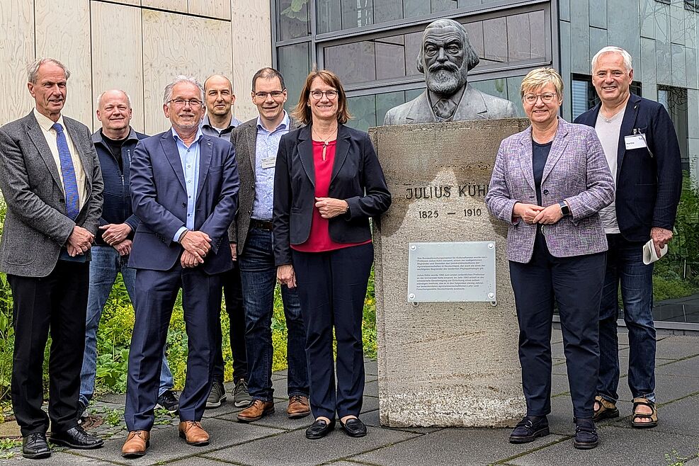 
	Vordere Reihe v.l.n.r.: Dr. Eberhard Brecht (MdB a.D.), JKI-Präsident Prof. Dr. Frank Ordon, Dr. Franziska Kersten, Frauke Heiligenstadt. Hinten, v.l.n.r.: Dr. Frank Hartung, Dr. Holger Zetzsche, Dr. Albrecht Serfling, Prof. Dr. Frank Marthe.
