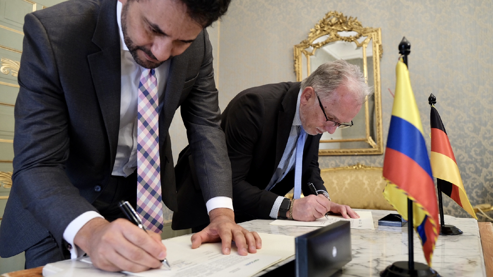 
	Signing the Letter of Intent in Bogotá: AGROSAVIA Managing Director Jorge Mario Díaz Luengas (on the left) and JKI President Frank Ordon
