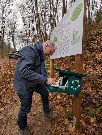 JKI-Präsident Ordon weiht die neue Sonderstempelstelle mit dem Julius-Kühn-Stempel ein. Foto: Isabel Haberkorn/JKI