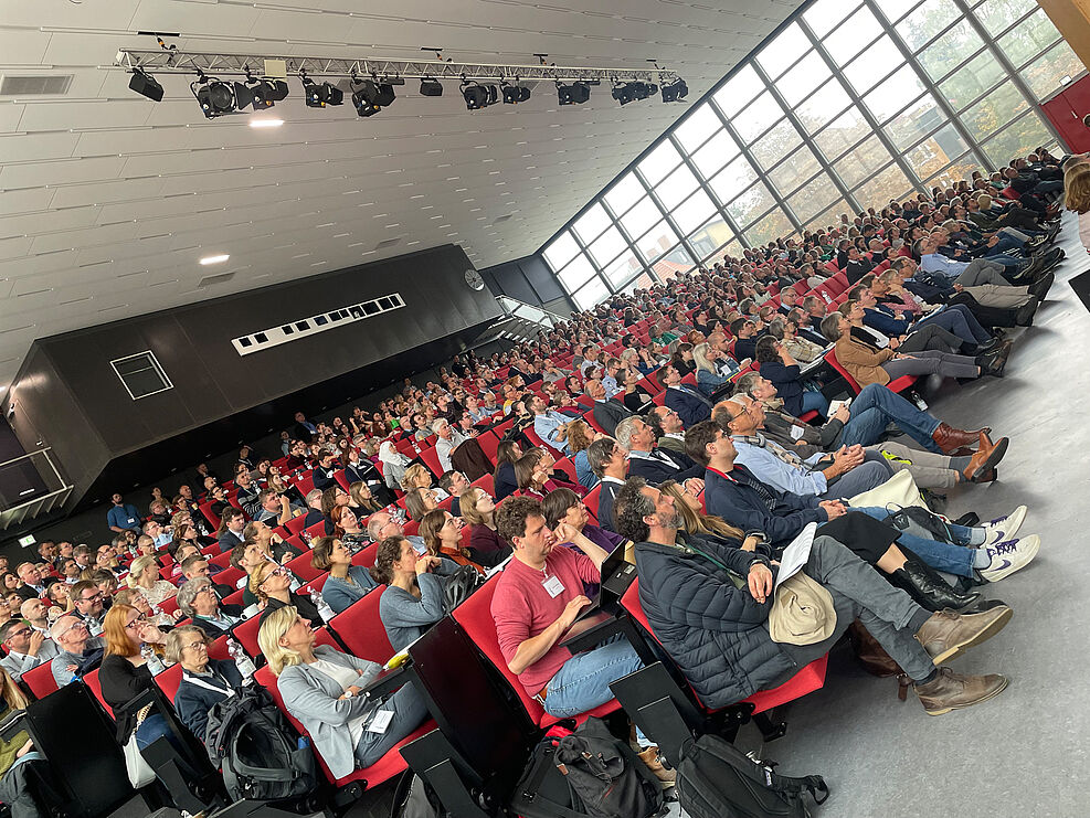 
	1.100 Teilnehmende kamen zur Deuschen Pflanzenschutztagung in Braunschweig zusammen. Bei der Plenumsdiskussion war das Auditorium voll besetzt. © S. Barnert/JKI
