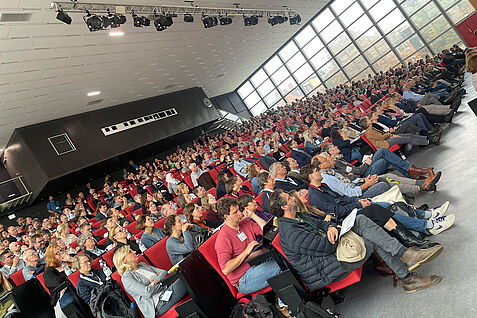 1.100 Teilnehmende kamen zur Deuschen Pflanzenschutztagung in Braunschweig zusammen. Bei der Plenumsdiskussion war das Auditorium voll besetzt. © S. Barnert/JKI