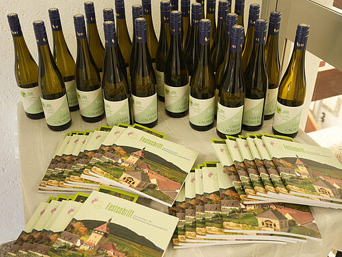 Festschrift und Jubiläumswein. © Xiaorong Zheng/JKI