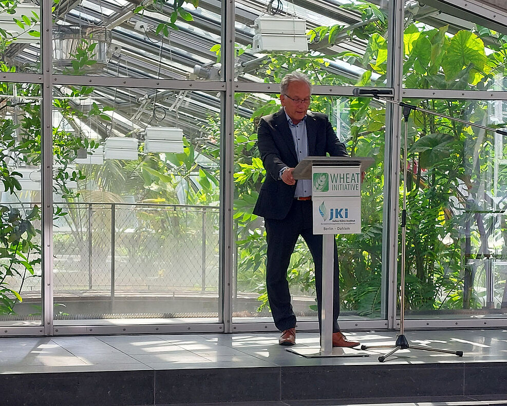 
	In his address, JKI President Dr. Frank Ordon also emphasized the importance of wheat breeding for global food security. The JKI provides the infrastructure for the Wheat Initiative office at the Berlin site and supports the organization's activities. Ordon is likewiese head of the initiatives research commitee. ©Hagemann/JKI
