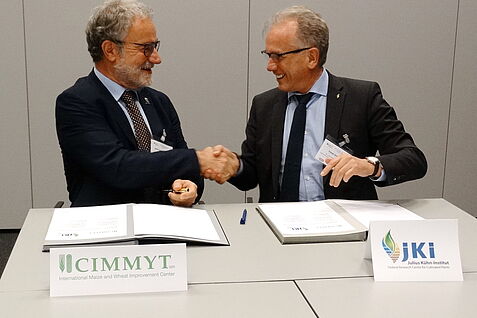 Dr. Hans-Joachim Braun (l.) vom CIMMYT, Mexiko und Prof. Dr. Frank Ordon (r.), Präsident des JKI nach erfolgreicher Unterzeichnung der gemeinsamen Absichtserklärung