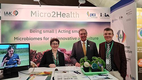 Visit by the Uruguayan Minister of Livestock, Agriculture and Fisheries, Fernando Mattos, at the trade fair stand (from left to right: Dr Doreen Babin (JKI), Minister Fernando Mattos, Michael Bödecker (IAK)