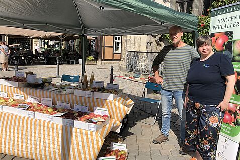 Stefanie Hahn aus der Kommunikationsabteilung des JKI und Dr. Thomas Schlegel, Leiter des Gartenbaudezernats des Genbankpartners Landesanstalt betreuten den DGO-Stand auf dem Denkmalfrühstück.