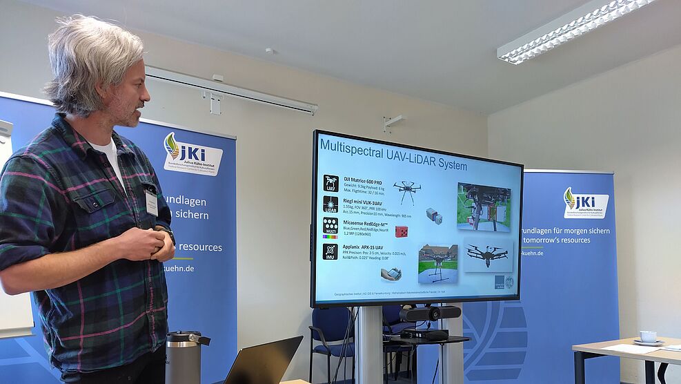 
	Per Impulsvortrag wurde von Dr. Christoph Hütt, Universität zu Köln, Sensorik aus dem Bereich des Mobile Mappings vorgestellt.
