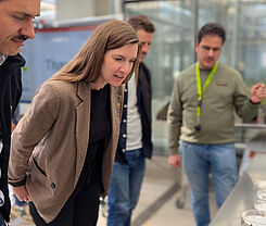 V.l.n.r.: Denis Ünver von der GFA Consulting Group, Johanna Scholz, Referentin im Referat 624, BMEL, und Kai Holländer von GOPA AFC informierten sich bei Dr. Mohammad Vatanparast (SB) über aktuelle Forschungsschwerpunkte.