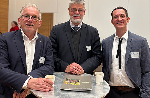 Am Rande der Tagung blieb Zeit für Gespräche. v.l. JKI-Präsident Ordon, Dr. Thomas Schneider (BVL) und Dr. Jens Pistorius (Leitung JKI-Institut für Bienenschutz).© S. Barnert/JKI