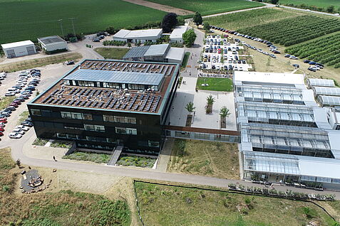 Das 2021 fertiggestellte Gebäude zählt damit zu den ersten Forschungsneubauten in Baden-Württemberg, die offiziell mit dem BNB-Gütesiegel in Silber ausgezeichnet wurden. © Wilhelm Jelkmann/JKI