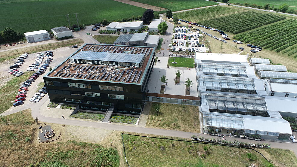 
	Das 2021 fertiggestellte Gebäude zählt damit zu den ersten Forschungsneubauten in Baden-Württemberg, die offiziell mit dem BNB-Gütesiegel in Silber ausgezeichnet wurden. © Wilhelm Jelkmann/JKI
