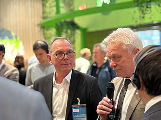 Bundesminister Alois Rainer zeigte sich interessiert an den verschiedenen Ansätzen der funktionellen Biodiversität. © S. Barnert/JKI