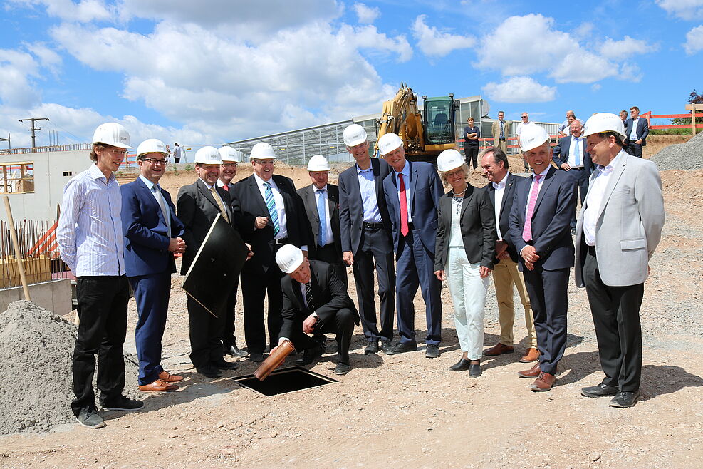
	Staatssekretär Dr. Hermann Onko Aeikens/BMEL versenkt Schatulle - Grundsteinlegung Neubau JKI am Standort Dossenheim
