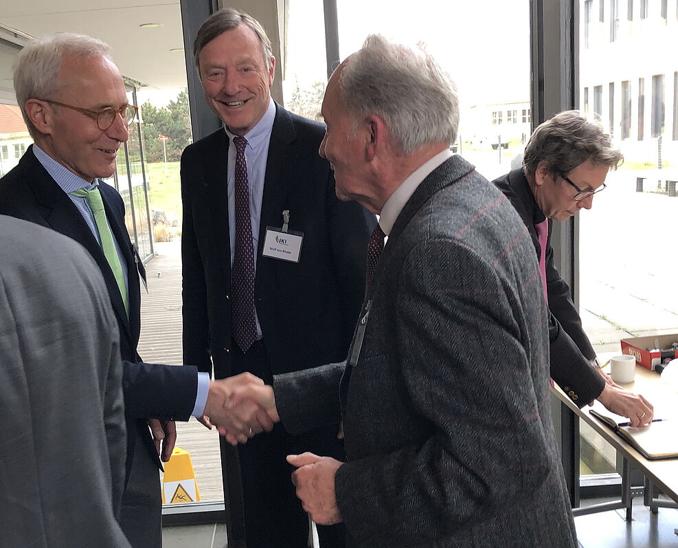 
	(v.l.) Bundessortenamtsleiter von Kröcher und GFPi Vorsitzender Wolf von Rhade gratulieren
