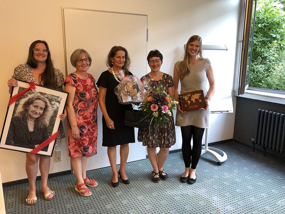 
	Mit sehr kreativen Geschenken verabschiedeten sich die Mitglieder der JKI-Arbeitsgruppe mit teschnischem Personal, Doktorandinnen und Postdocs von "ihrer" Chefin Prof. Smalla. © S. Hahn/JKI
