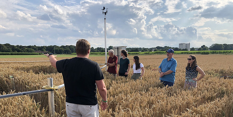 
	Die Delegation des Bundeslandwirtschaftsministeriums informierte sich über JKI-Forschung u.a. mit Fokus auf Klimaanpassung, wie etwa die Versuche der FACE-Anlage, mit der am JKI-Braunschweig der klimawandelbedingte Anstieg der Kohlendioxid-Konzentration simuliert wird. © F. Bittner/JKI
