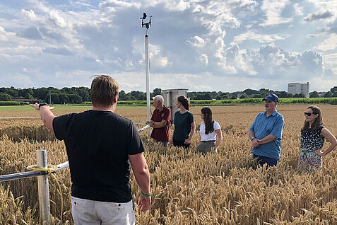 Die Delegation des Bundeslandwirtschaftsministeriums informierte sich über JKI-Forschung u.a. mit Fokus auf Klimaanpassung, wie etwa die Versuche der FACE-Anlage, mit der am JKI-Braunschweig der klimawandelbedingte Anstieg der Kohlendioxid-Konzentration simuliert wird. © F. Bittner/JKI
