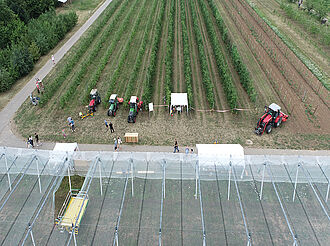 Kirscheneinnetzung und Maschinen-Show zur Versuchsfeldtechnik. © Wilhelm Jelkmann/JKI