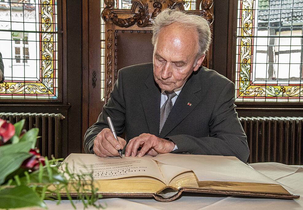 
	Dr. Neumann trägt sich anlässlich der verliehenen Ehrenbürgerschaft ins Goledene Buch der Stadt Quedlinburg ein. © Jürgen Meusel
