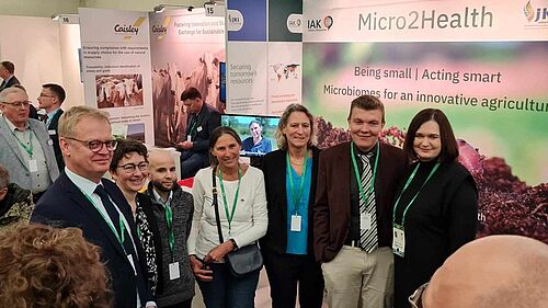 Parliamentary State Secretary Claudia Müller visits the BMEL stand at the opening of the Innovation Forum. (from left to right: Dr Florian Bittner (JKI), Dr Doreen Babin (JKI), Dr Simon Lewin (JKI), Dr Carolina Leoni (INIA), Dagmar Wittine (DAUA), Michael Bödecker (IAK), Claudia Müller (BMEL))