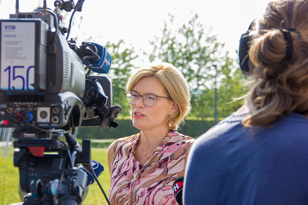 
	Der Besuch von Bundeslandwirtschaftsministerin Julia Klöckner am 8.9.21 am  JKI-Hauptsitz in Quedlinburg stieß auf reges Medieninteresse. © J.Kaufmann/JKI
