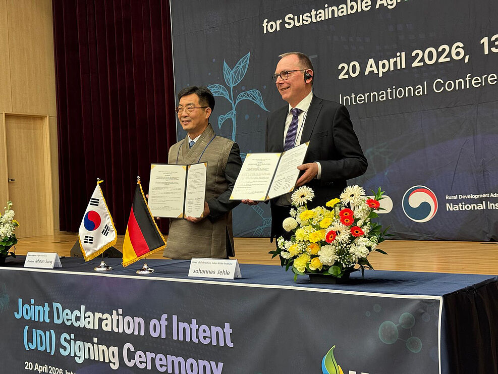 
	(v. l.) Dr. Jehoon Sung, Präsident des Südkoreanischen National Institute of Agricultural Sciences (NAS) und Prof. Dr. Johannes Jehle, als Repräsentant des Julius Kühn-Instituts (JKI) und Leiter des JKI-Instituts für Biologischen Pflanzenschutz unterzeichnen in Jeonju die „Joint Declaration of Intent“ zwischen beiden staatlichen Forschungsinstituten, die eine Forschungskooperation anstreben, umso zur Weiterentwicklung einer nachhaltigen Landwirtschaft durch anwendungsorientierte Spitzenforschung beizutragen. © J. Pistorius/JKI
