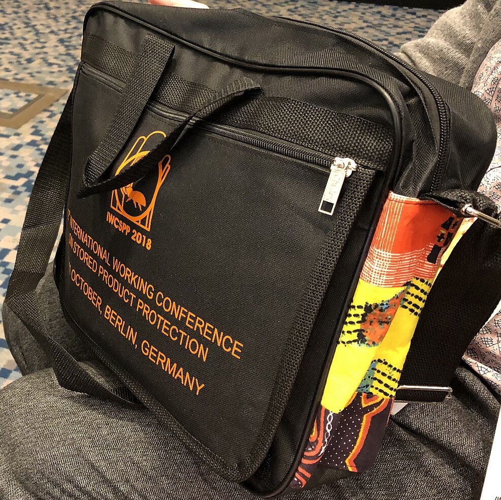 
	Tagungtasche mit Ethno-Muster genäht von Partnern aus Kamerun
