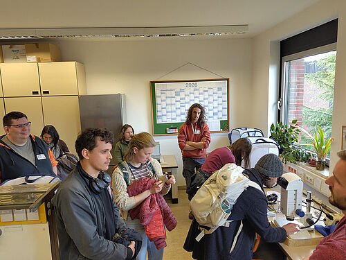 Betrachtung einer Beispielprobe aus klassischen Insektenfallen. Foto: UGOE