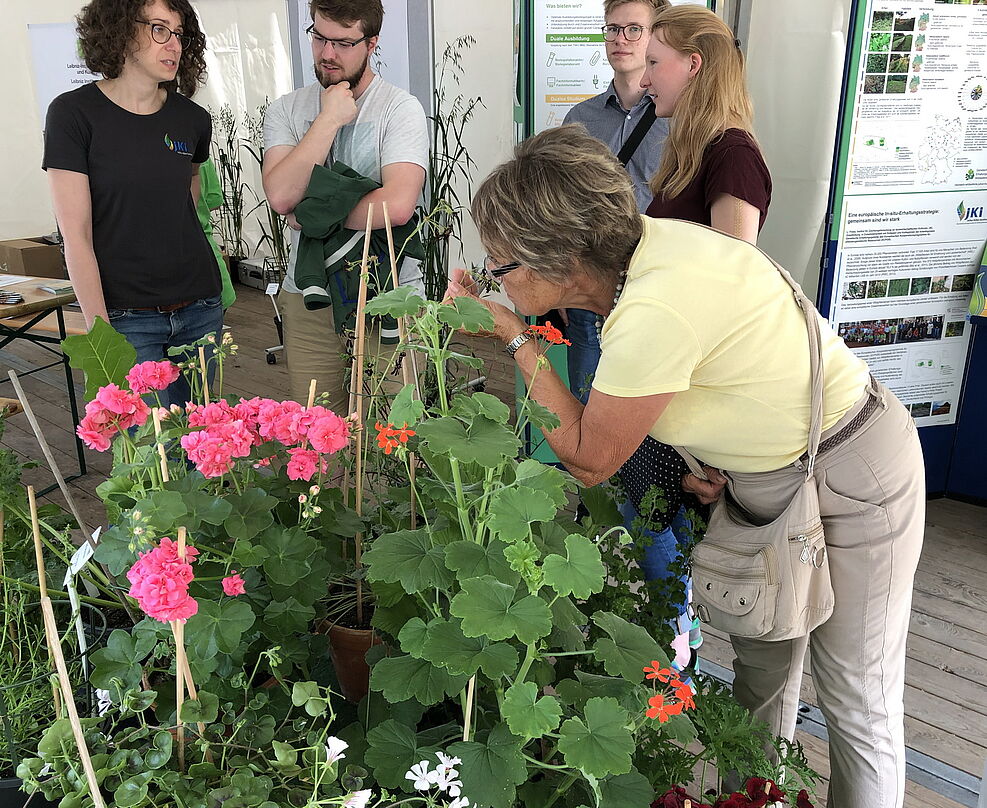 
	Besucher am JKI-Stand. Dr. Nadine Bernhardt (l.) arbeitet seit Mai bei ZL am JKI, vorher war sie beim IPK. © Stefanie Hahn/JKI
