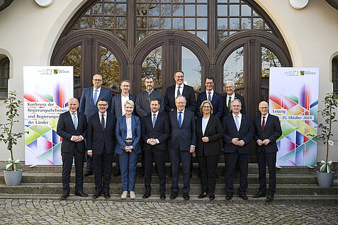 V.l.n.r.: Kai Wegner, Dr. Andreas Bovenschulte, Boris Rhein, Daniel Günther, Manuela Schwesig, Dr. Markus Söder, Michael Kretschmer, Alexander Schweitzer, Stephan Weil, Anke Rehlinger, Hendrik Wüst, Winfried Kretschmann, Dr. Reiner Haseloff, Dr. Peter Tschentscher. Links und rechts am Bildrand zu sehen: JKI-Neuzüchtung Pia 41.