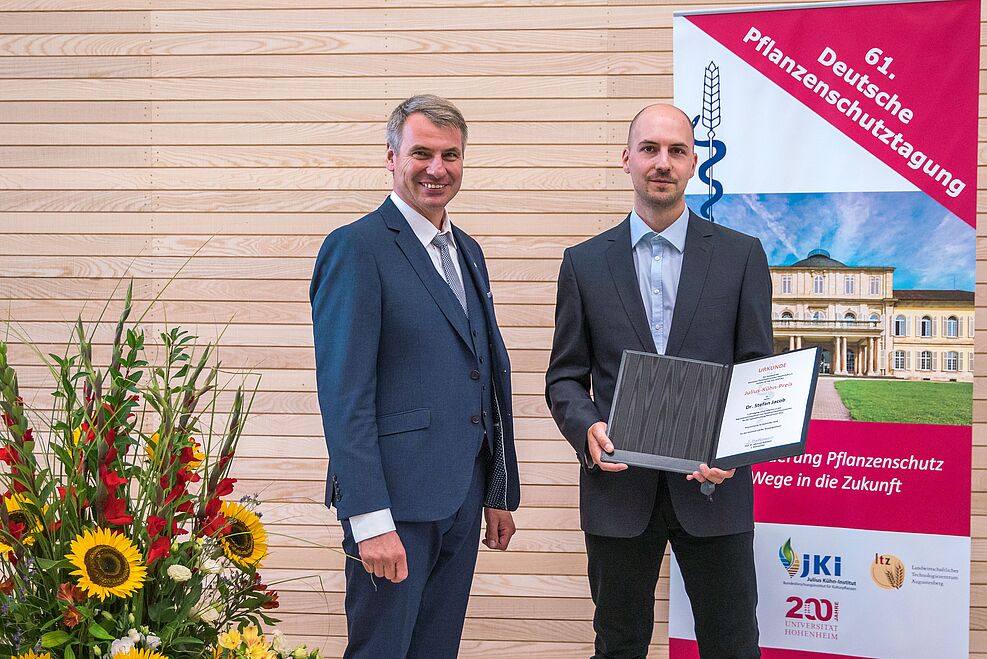 
	Verleihung Julius-Kühn-Preis der DPG für Nachwuchswissenschaftler Dr. Stefan Jacob während 61. Deutschen Pflanzenschutztagung 2018 an der Universität Hohenheim (Bildnachweis: Robert Zech)
